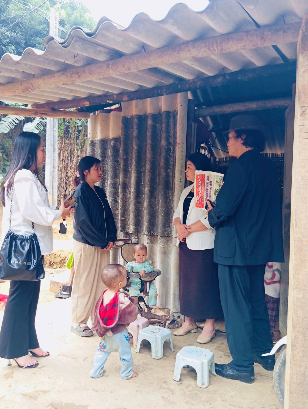 Chị Nguyễn Thị Ngọc Bích - Chủ tịch Ủy ban MTTQ Việt Nam phường Lào Cai thường xuyên đến Bản Phiệt cùng "người Mặt trận" Nguyễn Văn Lâm bám sát mọi việc trong bản.