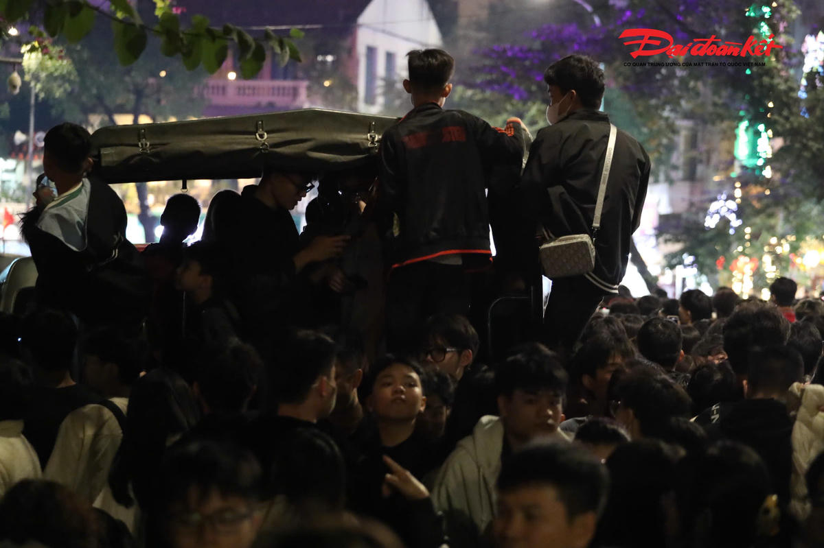 Thậm chí, để xem được chương trình&nbsp;Countdown 2026 nhiều bạn trẻ phải tìm các vị trí cao hơn.