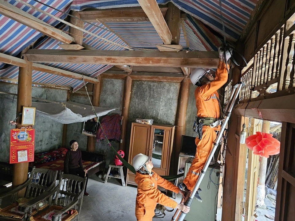 Hàng trăm hộ gia đình khó khăn được Công ty Điện lực Thái Nguyên kiểm tra, sửa chữa, lắp đặt hệ thống điện sinh hoạt miễn phí