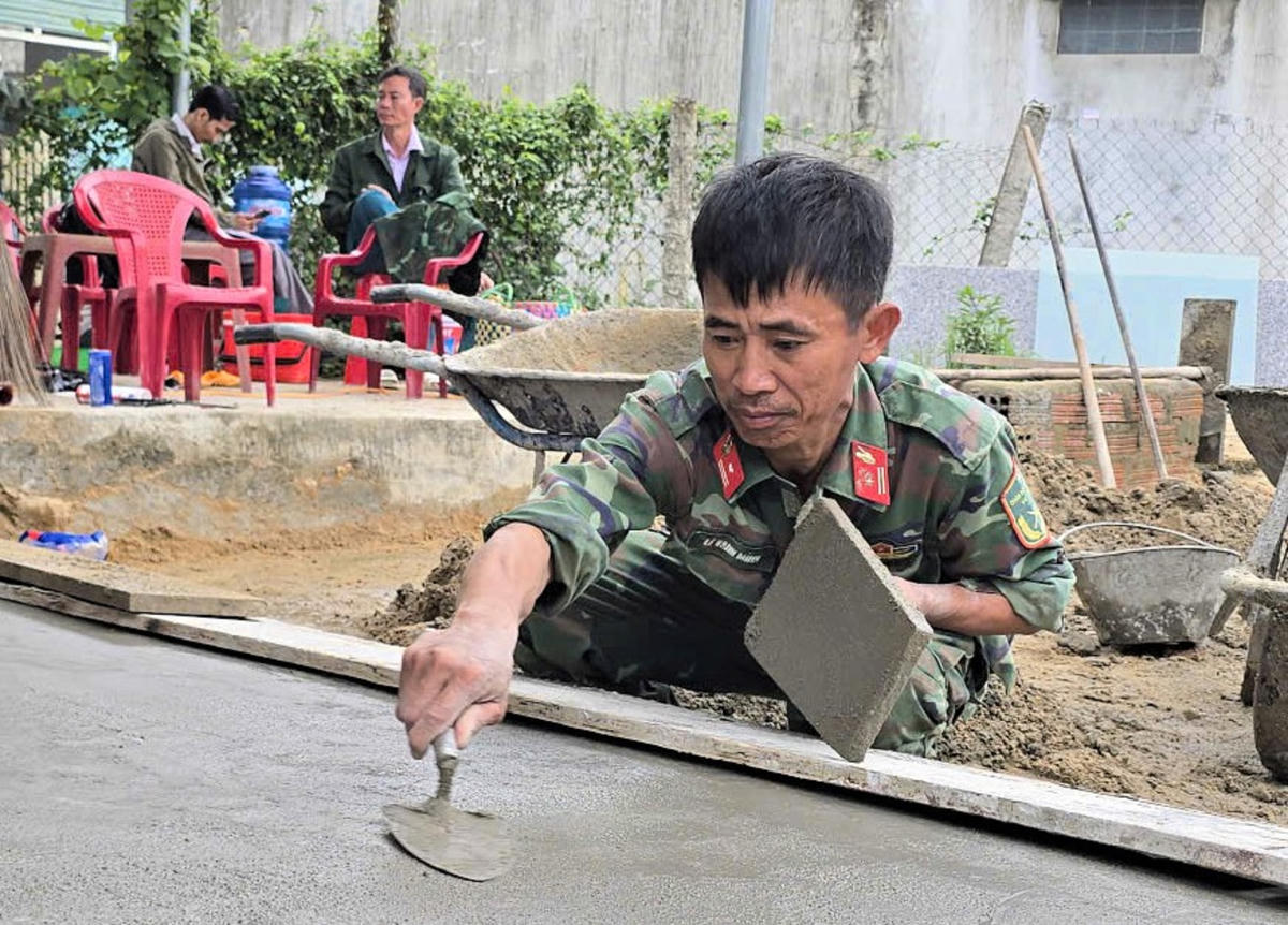 Bộ đội giúp người dân xây dựng lại nhà cửa sau thiên tai tại tỉnh Gia Lai. Ảnh: Chí Đại.