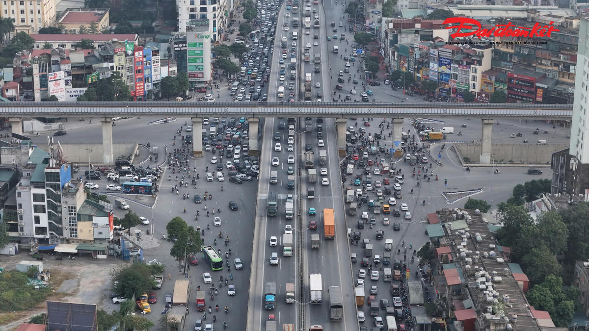 Tương tự, tại nút giao Khuất Duy Tiến lượng phương tiện cũng bắt đầu tăng mạnh.