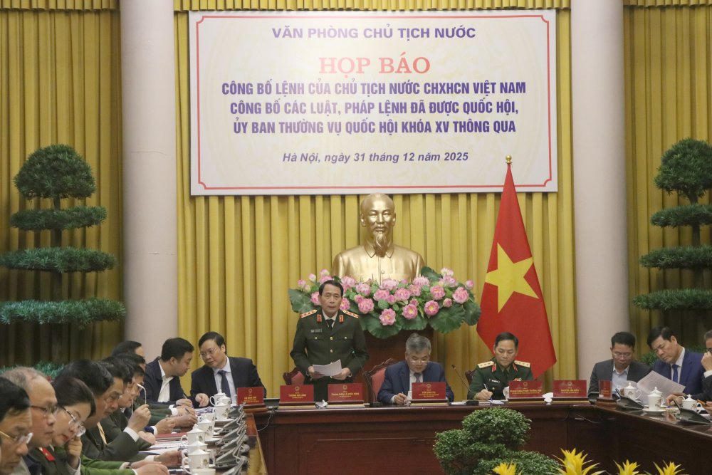 Thượng tướng Lê Quốc Hùng - Thứ trưởng Bộ Công an thông tin tại họp báo. Ảnh: Vương Trần