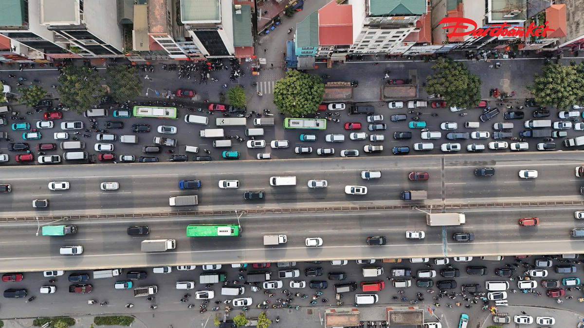 Cả đường trên cao lẫn dưới thấp đều rất đông người dân di chuyển ra của ngõ phía Nam Thủ đô để về quê.