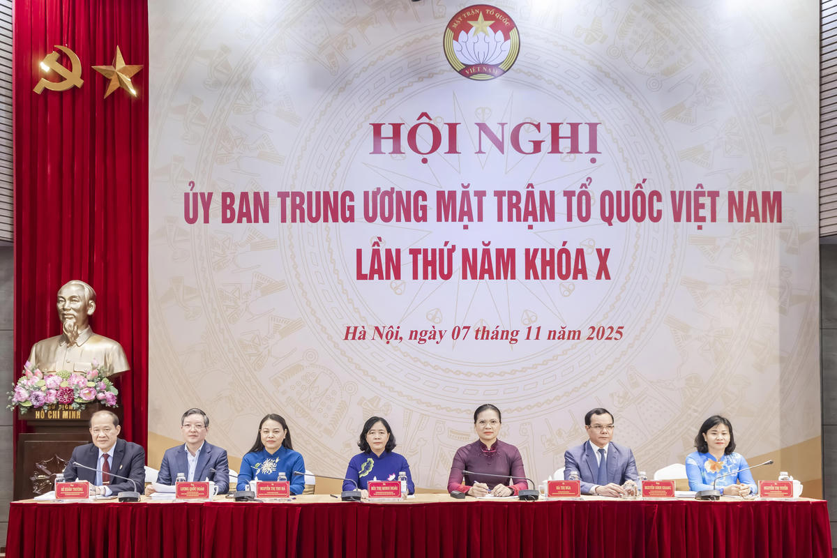 Trong khuôn khổ chương trình Hội nghị UBTƯ MTTQ Việt Nam lần thứ năm, khóa X, Ban Thường trực UBTƯ MTTQ Việt Nam tổ chức Hội nghị lấy ý kiến, góp ý của Ủy viên UBTƯ MTTQ Việt Nam đối với các dự thảo văn kiện trình Đại hội Đảng toàn quốc lần thứ XIV. Ảnh: Quang Vinh. 