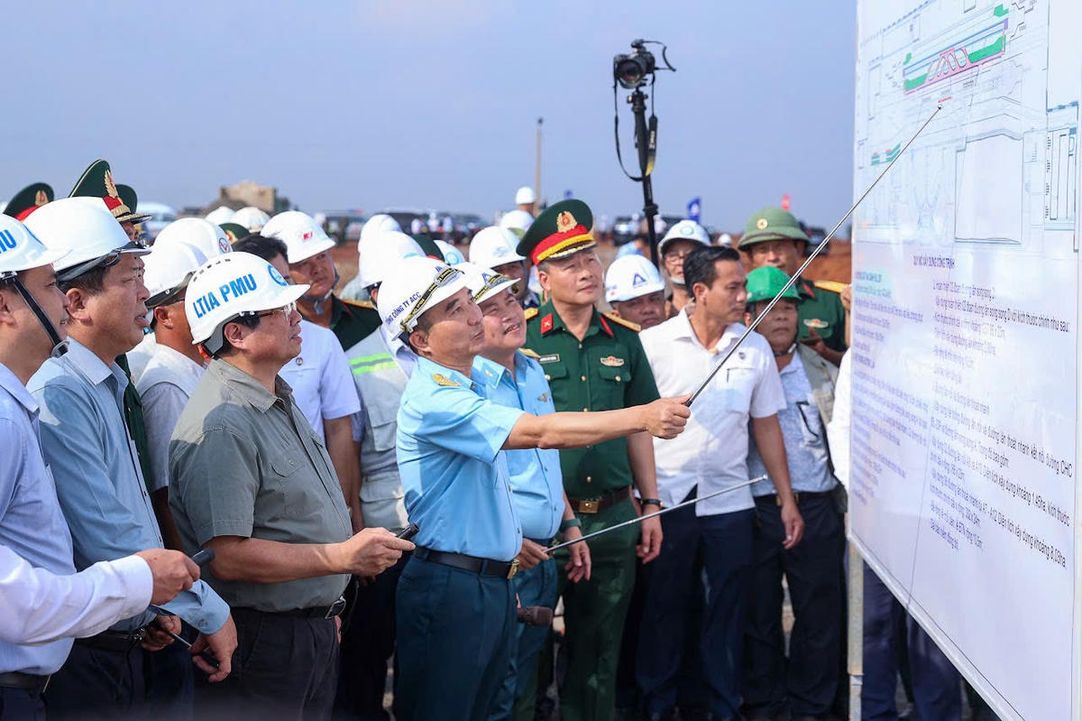 Thủ tướng Phạm Minh Chính kiểm tra hiện trường, động viên cán bộ, công nhân, người lao động trên công trường và đôn đốc tiến độ triển khai dự án Cảng hàng không quốc tế Long Thành (tỉnh Đồng Nai). Ảnh: Nhật Bắc. 