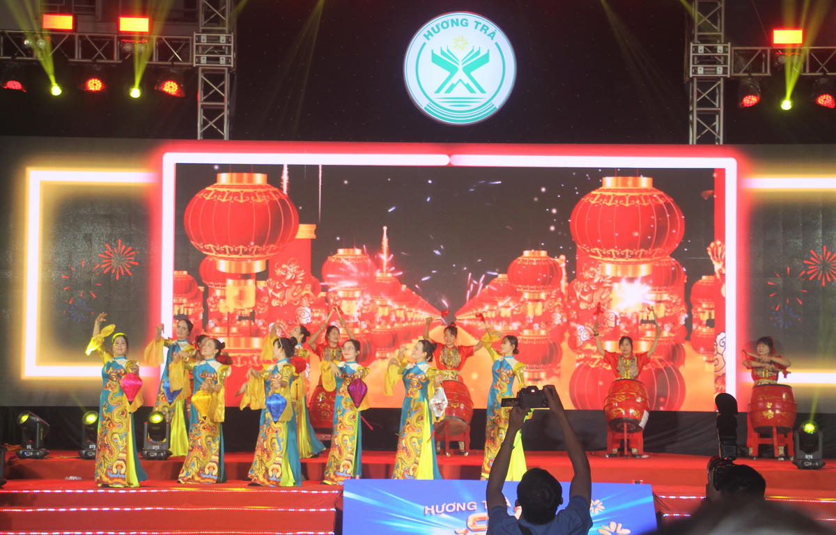 Một tiết mục văn nghệ chào đón năm mới 2026 tại phường Hương Trà. Ảnh: Tấn Thành.