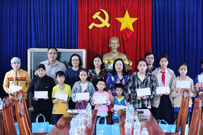 Ủy viên Trung ương Đảng, Phó Chủ tịch UBTƯ MTTQ Việt Nam, Chủ tịch Hội LHPN Việt Nam Nguyễn Thị Tuyến (hàng sau, thứ 3 từ trái sang) và lãnh đạo tỉnh Đắk Lắk trao quà hỗ trợ cho các hội viên, phụ nữ, trẻ mồ côi có hoàn cảnh khó khăn bị ảnh hưởng bởi bão lũ vừa qua tại phường Hoà Thịnh.