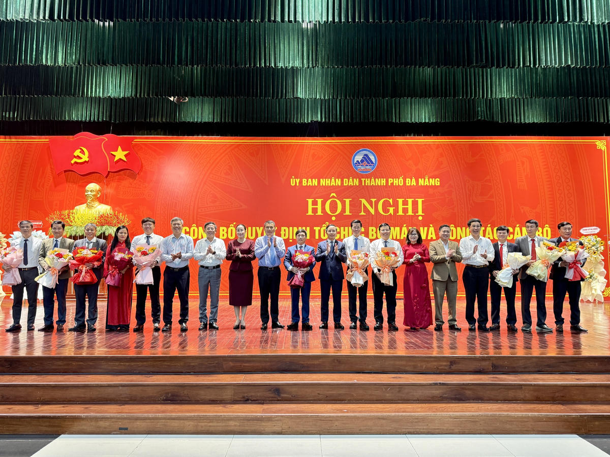 Lãnh đạo thành phố cùng các lãnh đạo các đơn vị được bổ nhiệm. Ảnh: Nguyễn Tú.