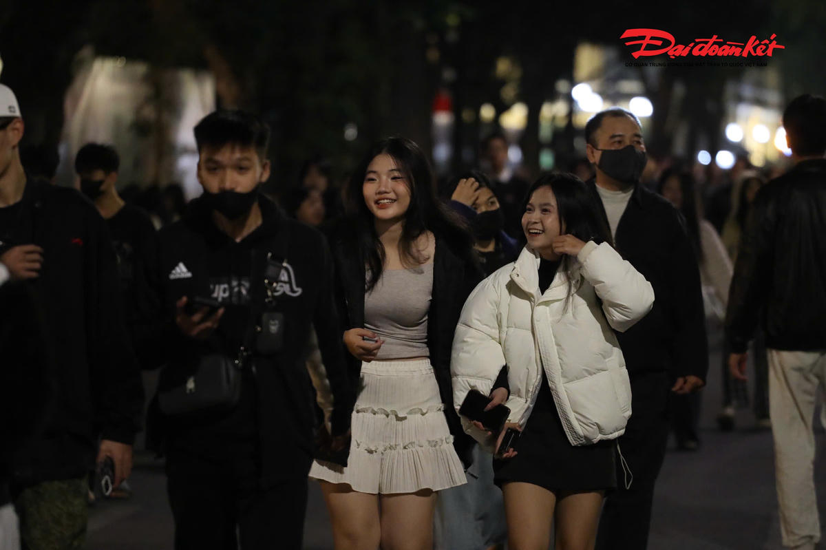Hình ảnh các bạn trẻ đi xem bắn pháo hoa.