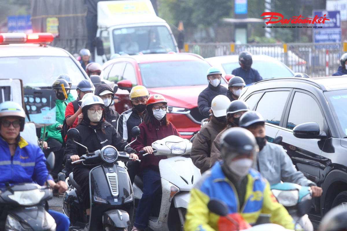 Dòng xe chen chúc nhau di chuyển.