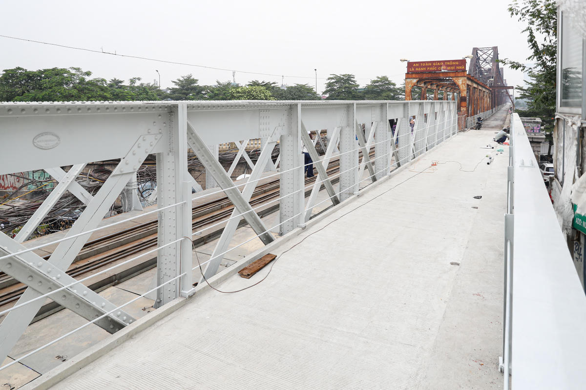Hoàn thành sửa chữa, cầu Long Biên thông xe trở lại.