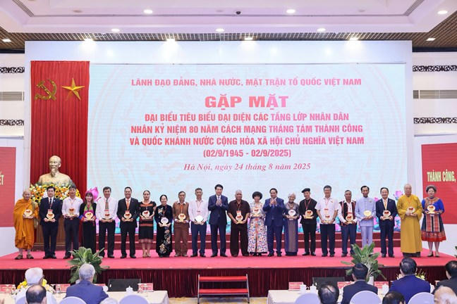 Chủ tịch nước Lương Cường và Thủ tướng Chính phủ Phạm Minh Chính tặng quà lưu niệm cho đại biểu tham dự cuộc gặp mặt.