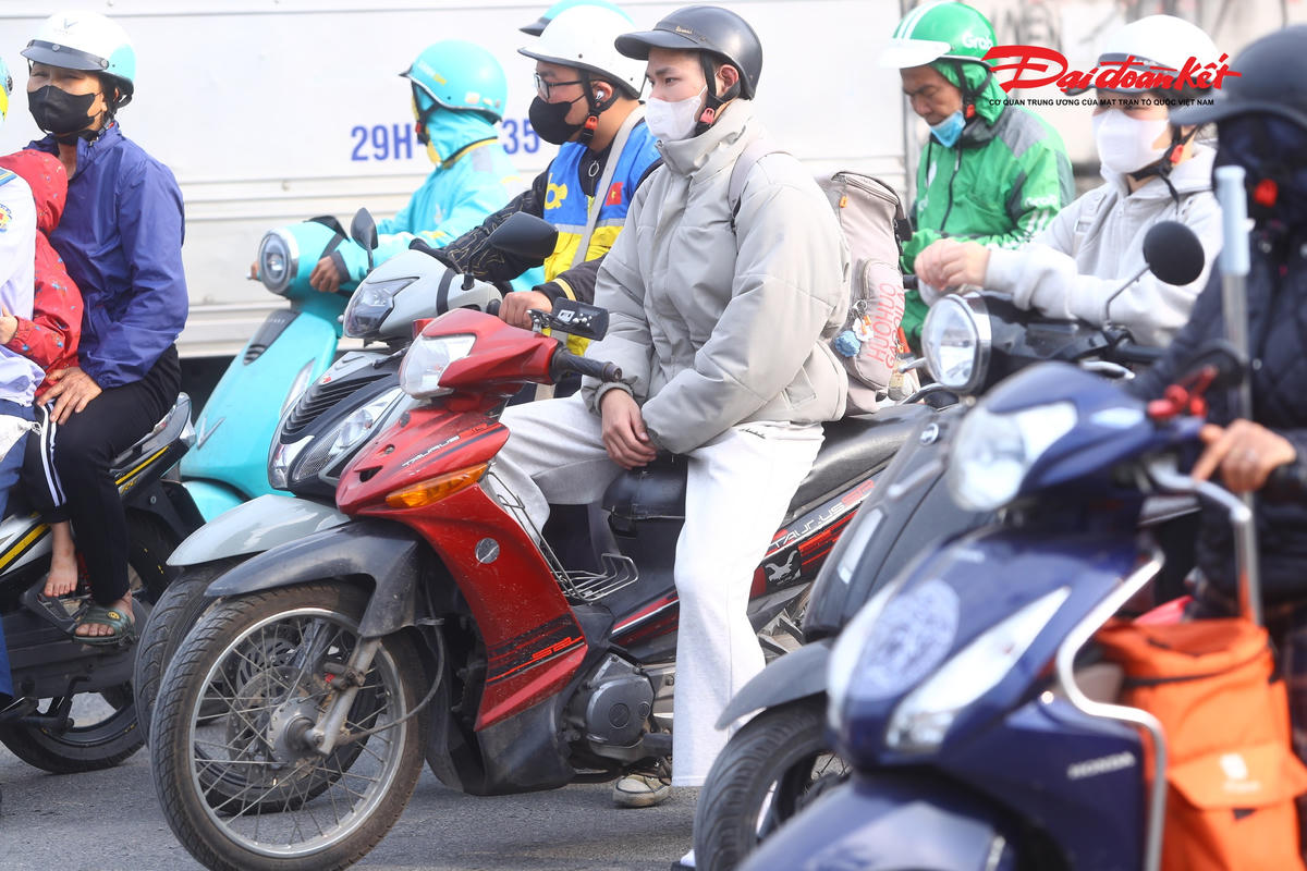 Nhiều thời điểm, các phương tiện "chôn chân" tại chỗ trên đường Ngọc Hồi.