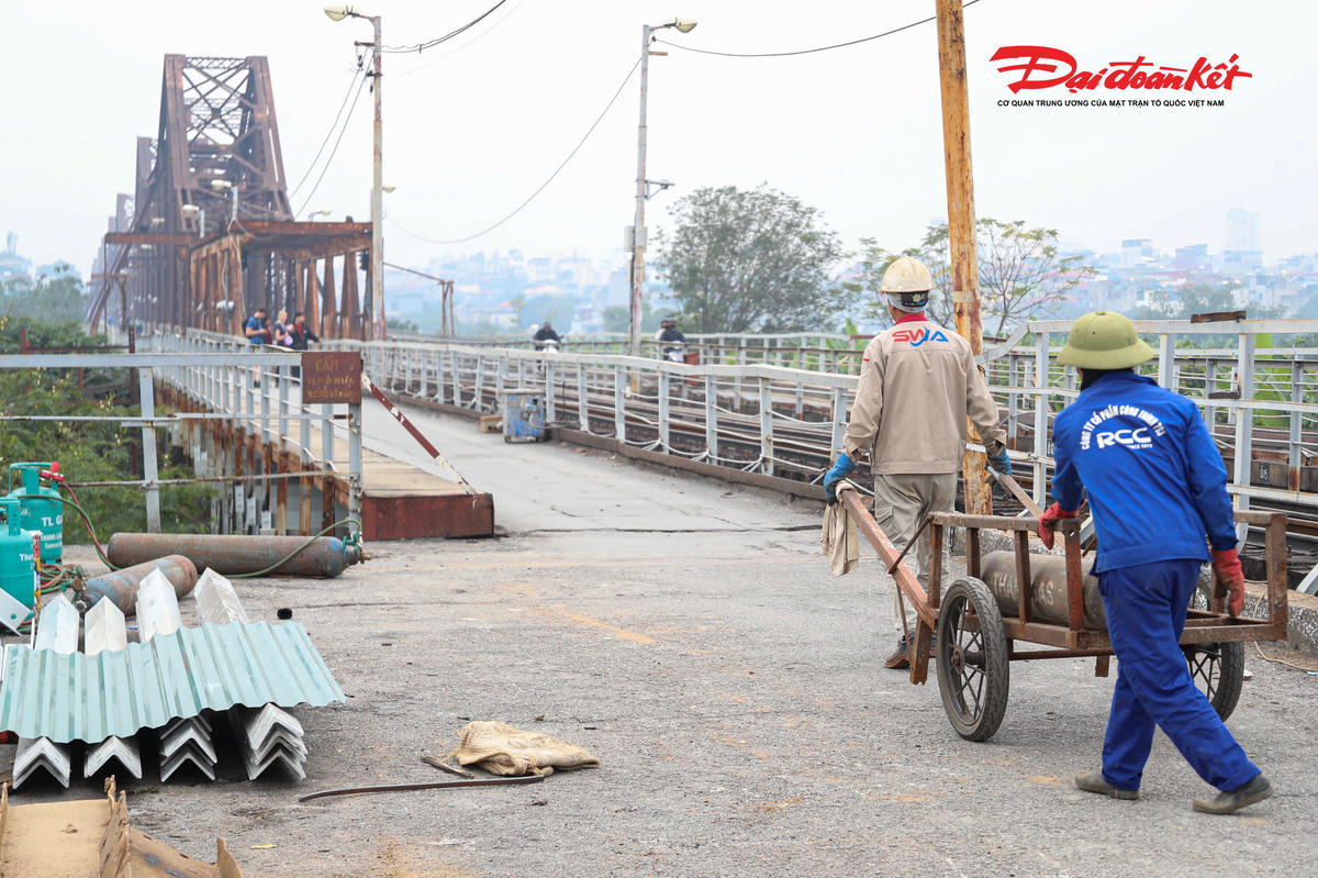 Theo ghi nhận của PV Báo Đại đoàn kết, các hạng mục sửa chữa chính trên cầu Long Biên đã cơ bản hoàn thành. Mặt cầu được gia cố chắc chắn hơn, hệ thống dầm thép, lan can, khe co giãn được kiểm tra, thay thế và sơn sửa đồng bộ. Lối đi dành cho người đi bộ và xe thô sơ được chỉnh trang gọn gàng, sạch sẽ, tạo cảm giác an toàn, thuận tiện cho người dân và du khách khi lưu thông qua cây cầu biểu tượng này.