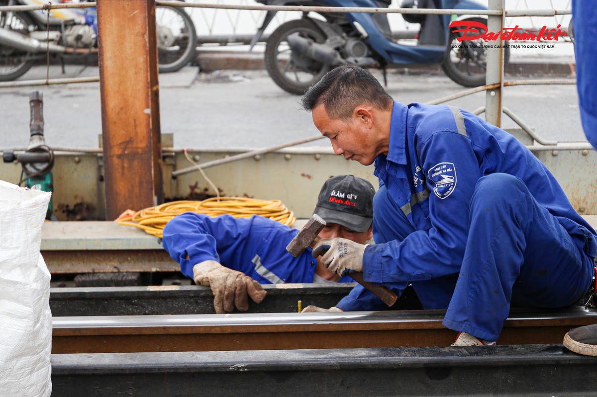 Anh Nguyễn Minh Đức, người dân phường Hồng Hà cho biết,&nbsp;việc trùng tu kịp thời đã góp phần giảm nguy cơ mất an toàn giao thông, đặc biệt vào giờ cao điểm hoặc khi lượng người qua cầu đông.