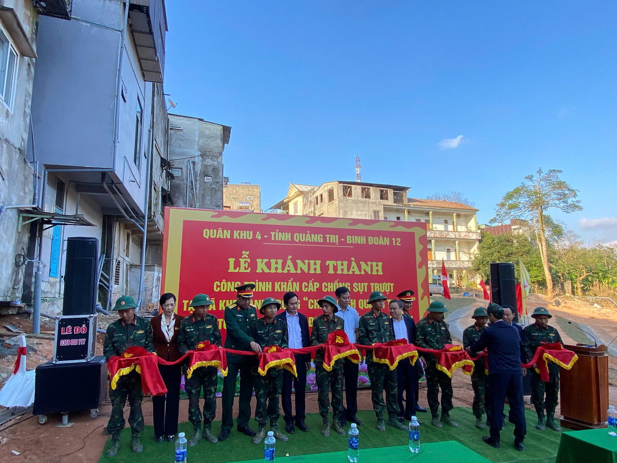 Các đại biểu thực hiện nghi thức cắt băng khánh thành công trình. Ảnh: AQ.