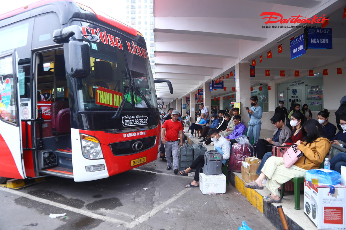 Theo ghi nhận của PV Báo Đại đoàn kết, từ 15h ngày 31/12 tại bến xe Giáp Bát khu vực sảnh chờ và các làn xe xuất bến luôn trong tình trạng đông kín. Các tuyến đi Nam Định, Thái Bình, Ninh Bình, Thanh Hóa, Nghệ An… luôn kín chỗ. 