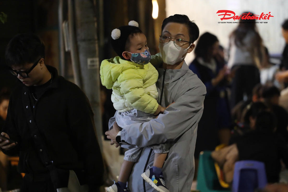 "Gia đình tôi năm nào cũng ra hồ Gươm xem pháo hoa. Đây là dịp hiếm hoi mọi người có thể cùng nhau đón năm mới giữa không gian rất đặc trưng của Hà Nội", anh Nguyễn Văn Quân (phường Cầu Giấy) chia sẻ khi đang chờ đợi thời khắc giao thừa.