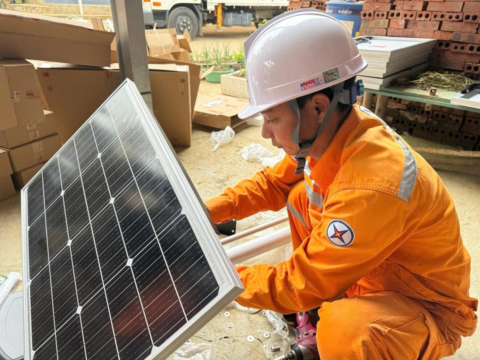 Công nhân Công ty Điện lực Lào Cai chuẩn bị, lắp ráp tấm pin năng lượng mặt trời phục vụ chương trình Thắp sáng đường quê