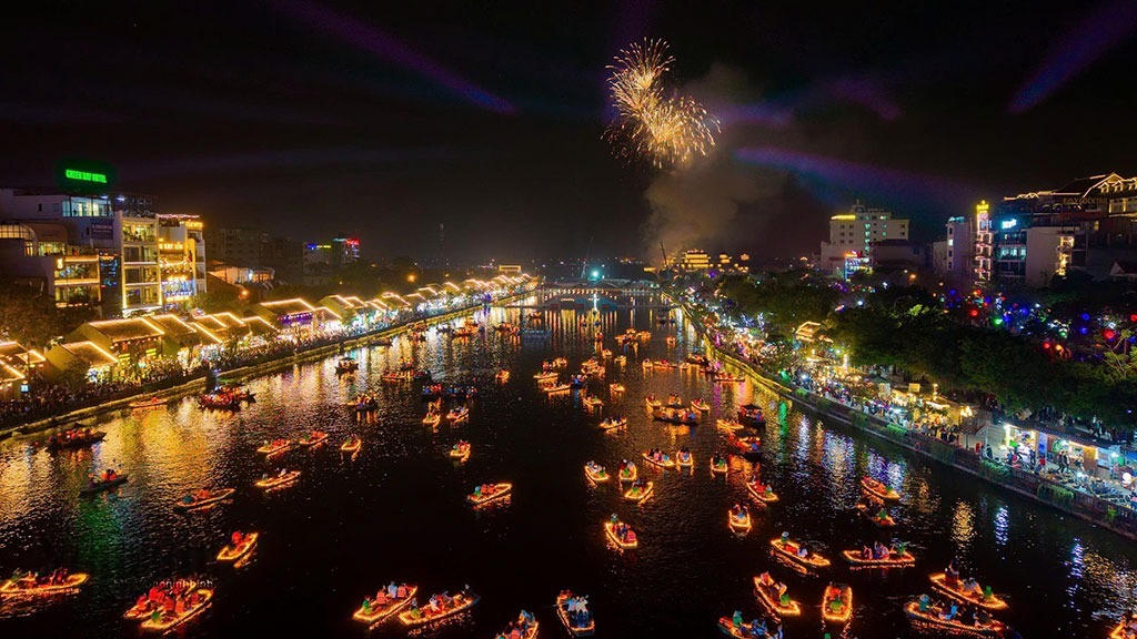 Pháo hoa được bắn lên tại phố cổ Hoa Lư. Ảnh: Ngọc Linh