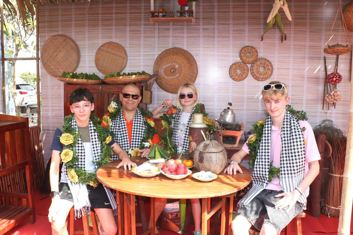 Du khách Pháp tham quan, trải nghiệm du lịch tại Vĩnh Long dịp đầu năm 2026.&nbsp;Ảnh: Trung Ngãi