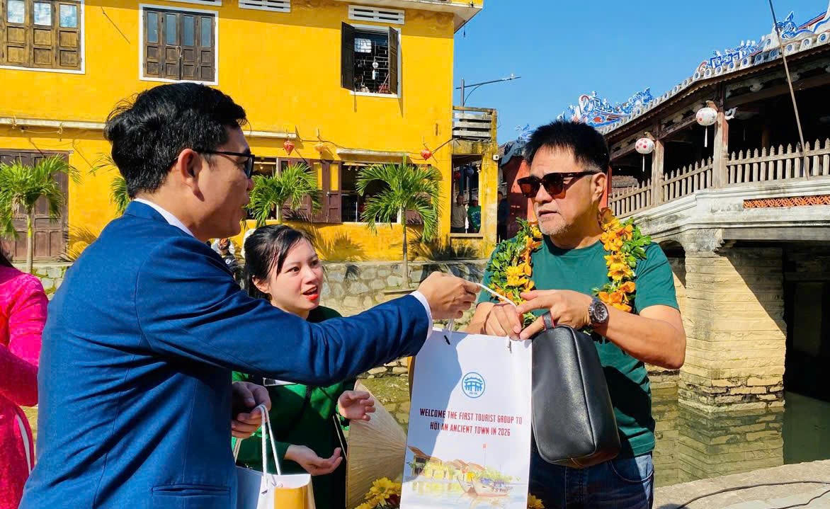 Lãnh đạo của TP Đà Nẵng tặng quà cho du khách nước ngoài "xông đất"&nbsp; phố cổ Hội An đầu năm mới 2026.&nbsp; Ảnh: Nguyễn Tín.&nbsp;