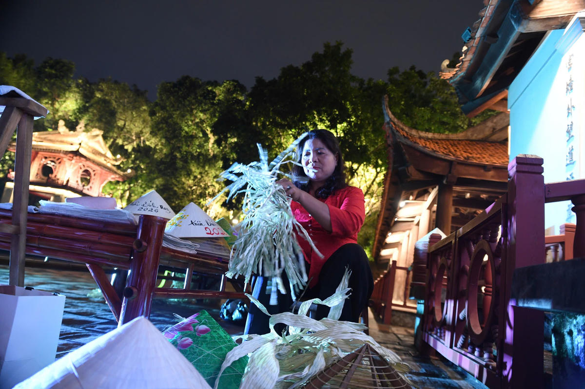 Các hoạt động trình diễn của các nghệ nhân làm nón, đan cói, thêu, nặn tò he và giao lưu nghệ thuật được sắp đặt hài hòa với cảnh quan kiến trúc và lịch sử. Ảnh: Phạm Sỹ.