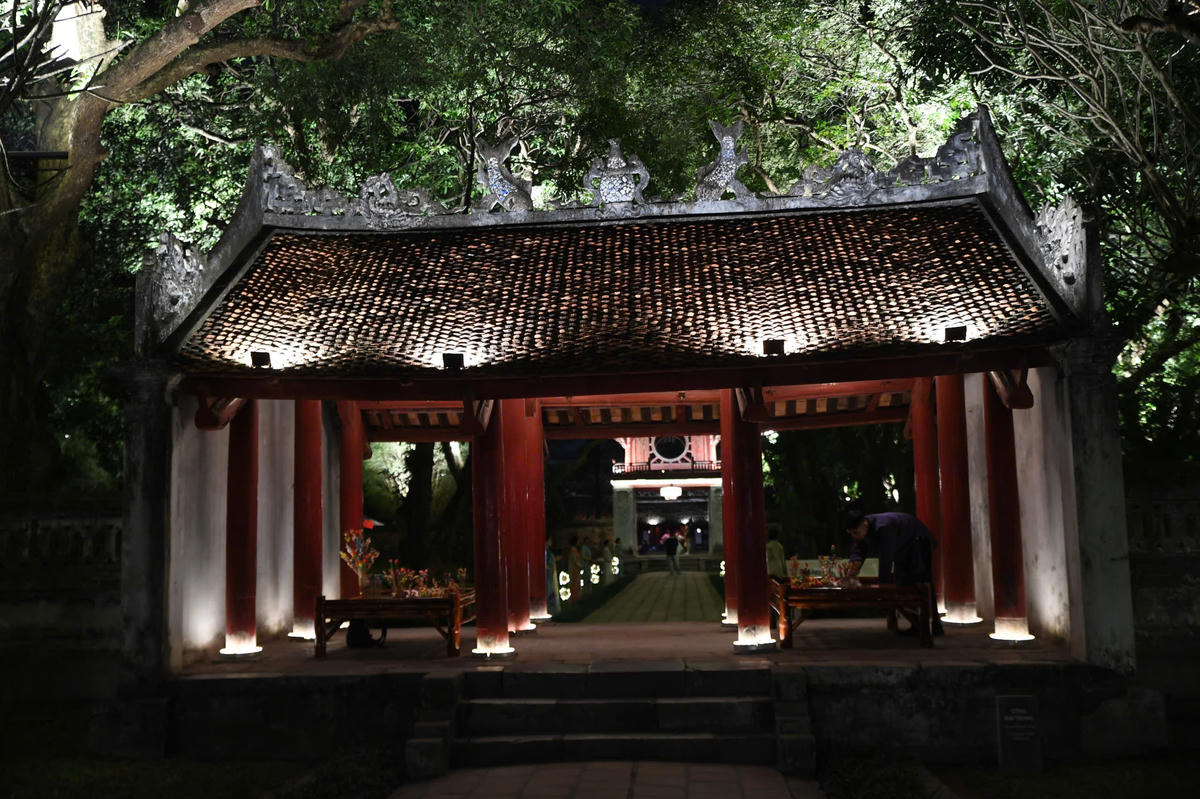 Diễn ra trong khung giờ buổi tối, giữa không gian di sản tĩnh lặng và trang nghiêm, dưới ánh sáng lung linh huyền ảo, công chúng đã được dẫn dắt qua các không gian tiêu biểu của Văn Miếu – Quốc Tử Giám như Khuê Văn Các, giếng Thiên Quang, khu vực Bái Đường… Ảnh: Phạm Sỹ.