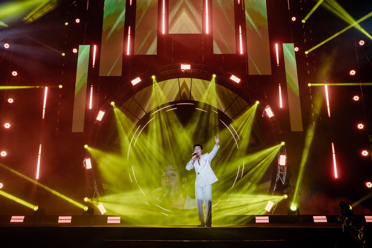 Dương Edward trên sân khấu Eco Central Park Countdown