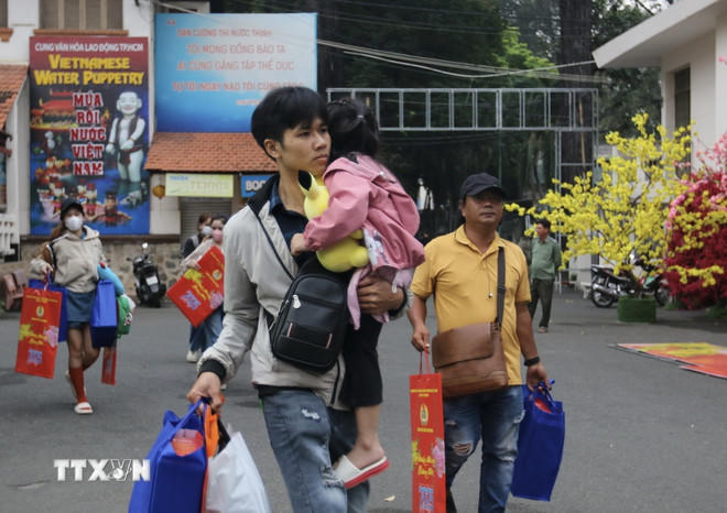 Về quê đón Tết. (Ảnh: Thanh Vũ/TTXVN)