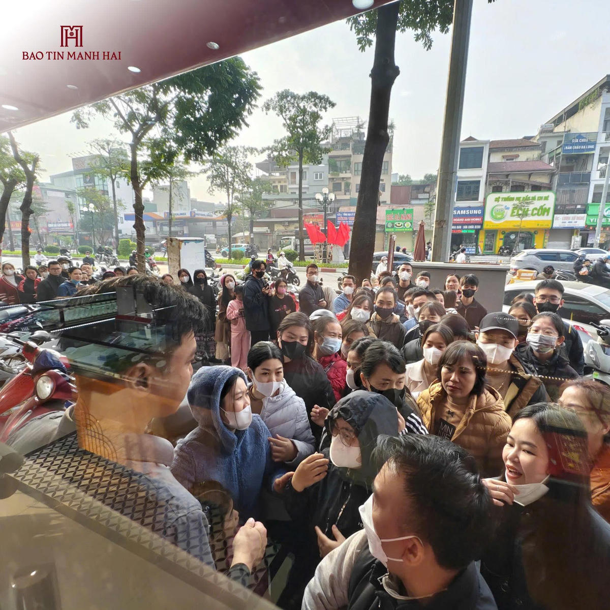 Rộn ràng sáng đầu năm: Dòng người xếp hàng chờ đón "Tiểu Kim Cát" 0,1 chỉ - Tứ Quý Thịnh Vượng tại Bảo Tín Mạnh Hải