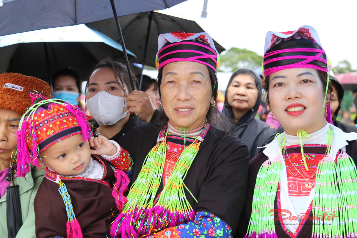 Nét nổi bật của lễ cuối năm là tinh thần cộng đồng. Ảnh: Nguyễn Quý.
