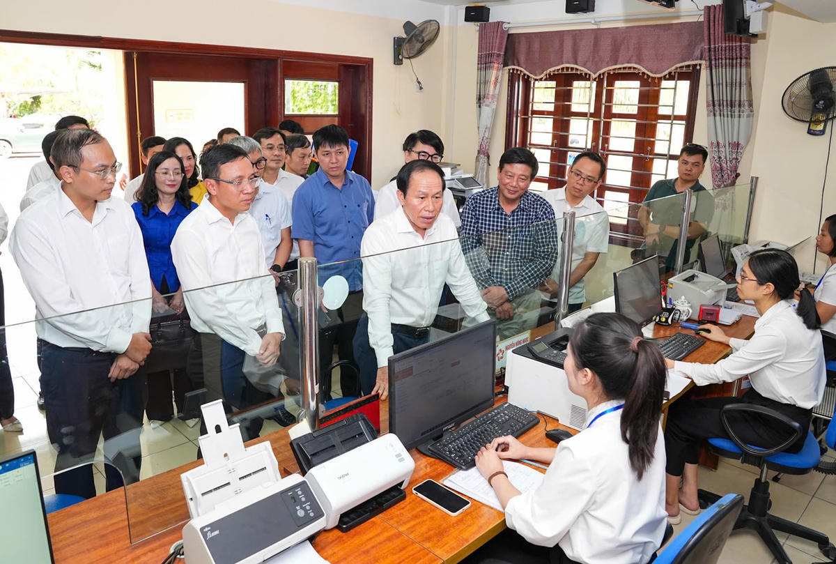 Bí thư Thành ủy Hải Phòng Lê Tiến Châu kiểm tra hoạt động tại Trung tâm Phục vụ hành chính công phường Ái Quốc. Ảnh: ĐT.