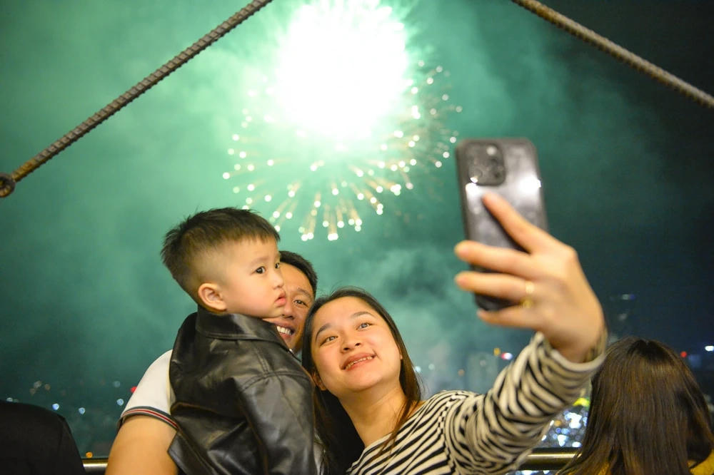 Một gia đình nhỏ ở Thanh Hóa đón chào khoảnh khắc chuyển giao giữa năm 2025 và 2026. Ảnh: Hoàng Đông
