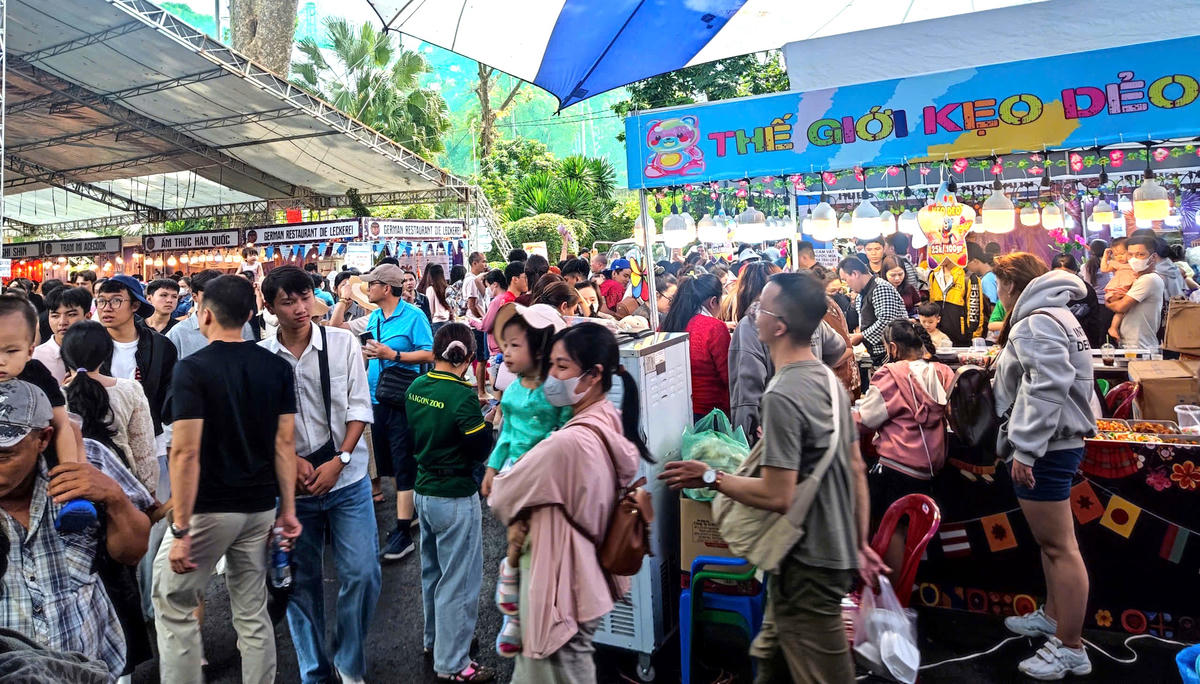 Ngay từ sáng sớm 1/1, nhiều du khách đổ về TP Hồ Chí Minh vui chơi. Ảnh: H.T