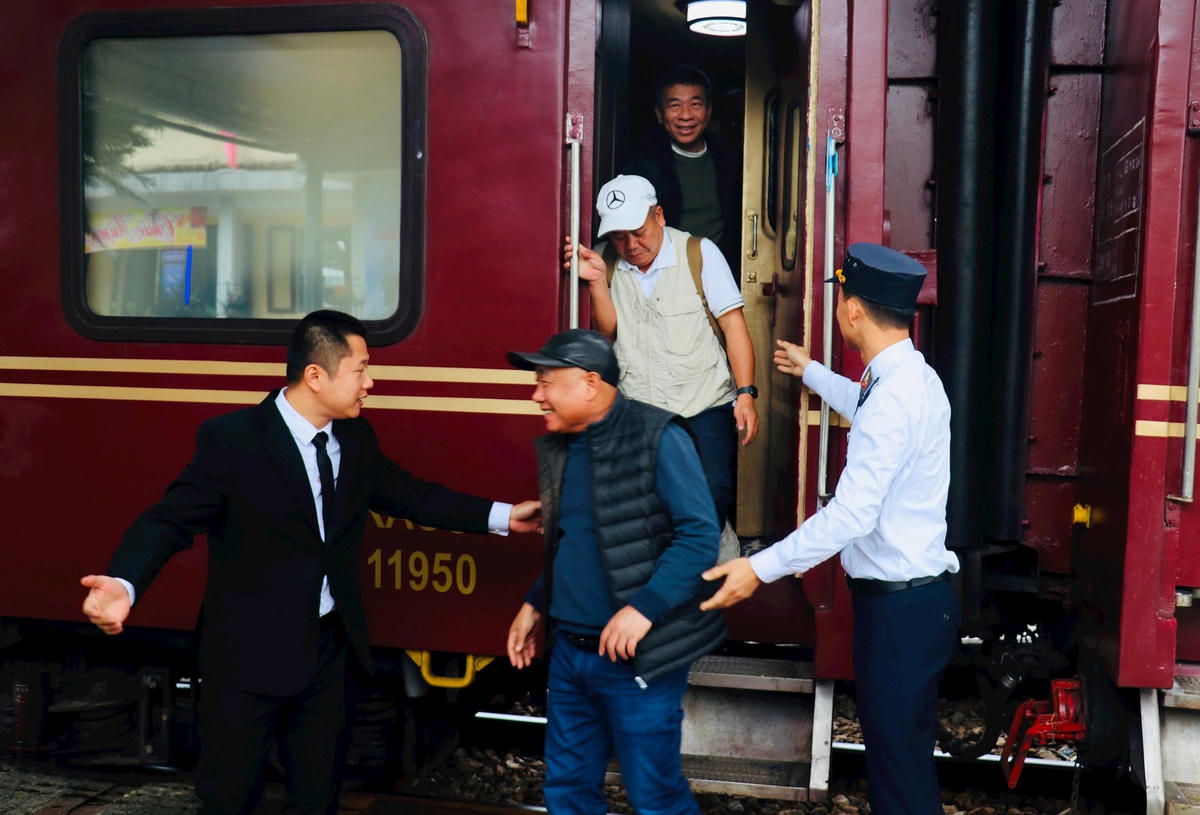 Du khách từ tour tàu hỏa hạng sang xuống ga Trà Kiệu, xã Duy Xuyên trong năm 2025. Ảnh: CV.