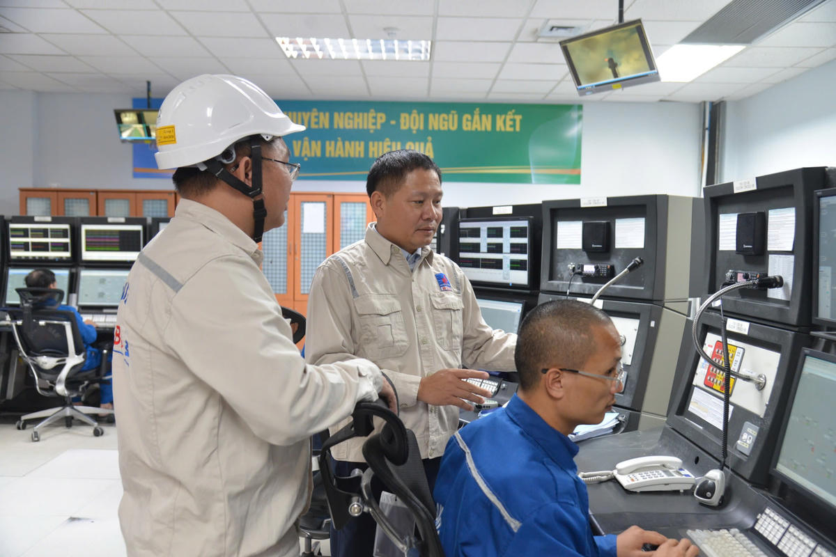 Chủ tịch HĐQT BSR Bùi Ngọc Dương kiểm tra công tác vận hành tại Phòng điều khiển trung tâm