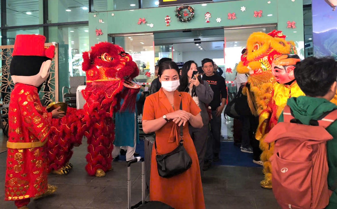 Du khách đầu tiên đến cảng hàng không Phù Cát, tỉnh Gia Lai. Ảnh: CV.