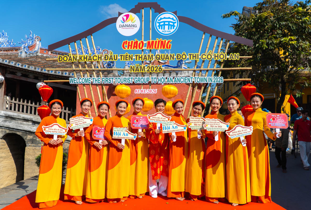 Các bạn trẻ chụp ảnh lưu niệm tại chùa Cầu Hội An nhân dịp đầu năm mới 2026. Ảnh: Chí Đại.