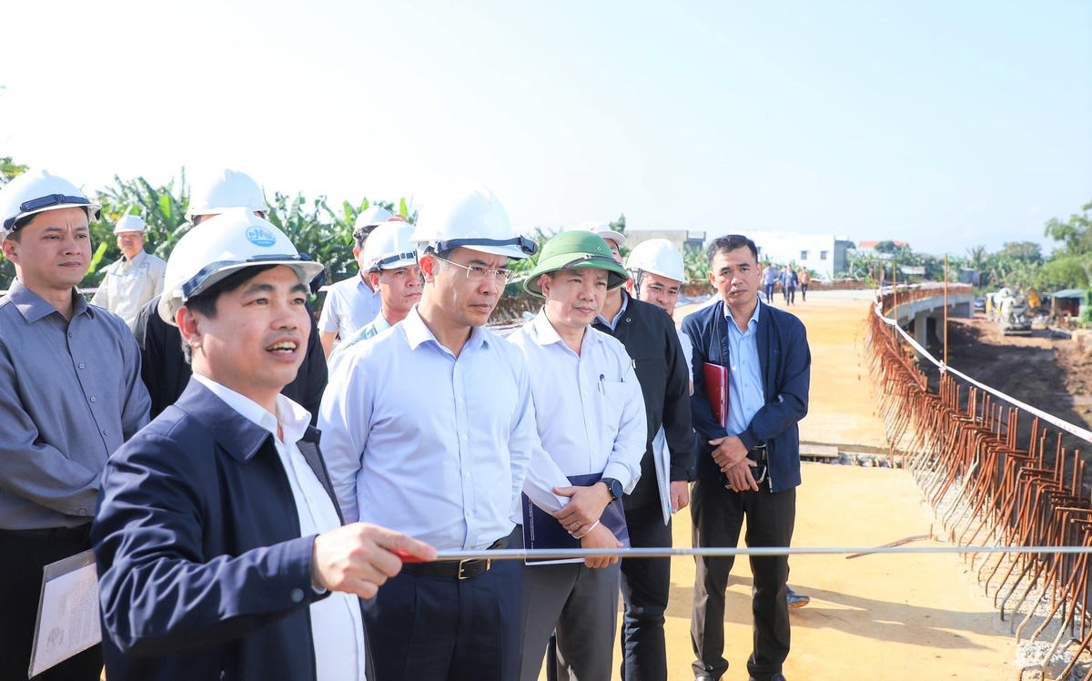 Ông Nguyễn Văn Thường, Giám đốc&nbsp; BQL ĐTXD CTGT-NN&nbsp; Đà Nẵng báo cáo với Chủ tịch UBND thành phố&nbsp;Phạm Đức Ấn về Dự án cầu Văn Ly và đường dẫn. Ảnh: CV.