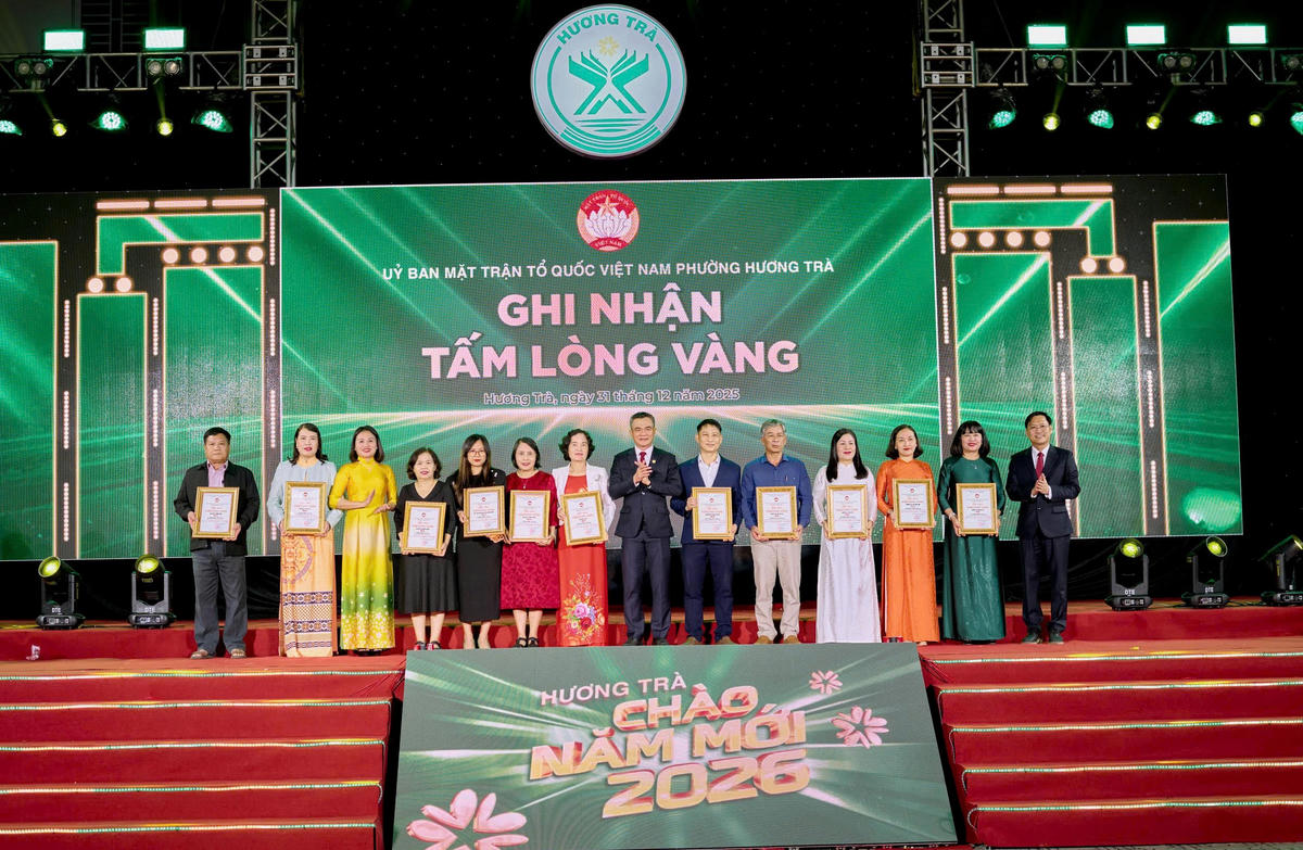 Phường Hương Trà cũng trao tặng “Tấm lòng vàng” nhằm biểu dương, tri ân 12 cơ quan, đơn vị, doanh nghiệp đóng góp cho "Quỹ Vì người nghèo" . Ảnh: CV.