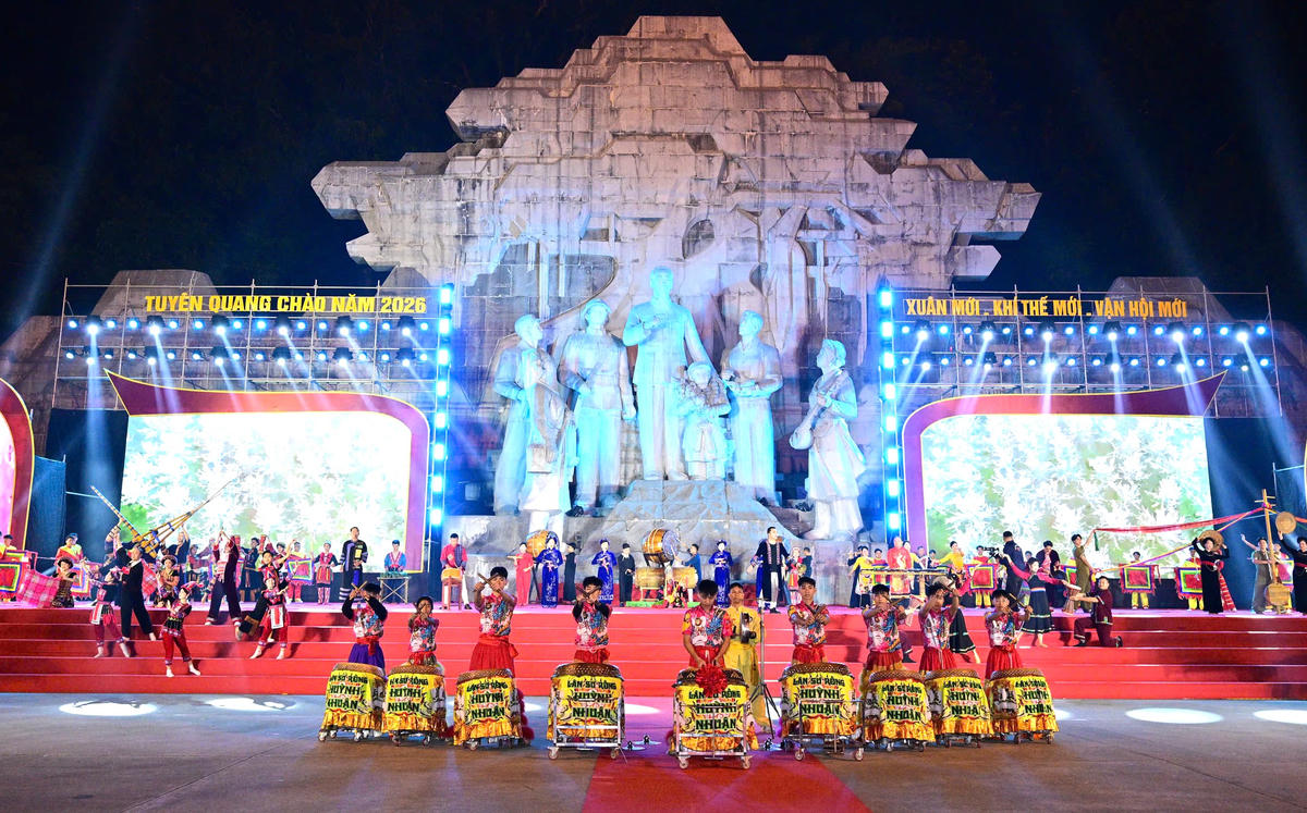 Chương trình Tuyên Quang chào năm 2026 tại Quảng trường Nguyễn Tất Thành. Ảnh: Đ.S.