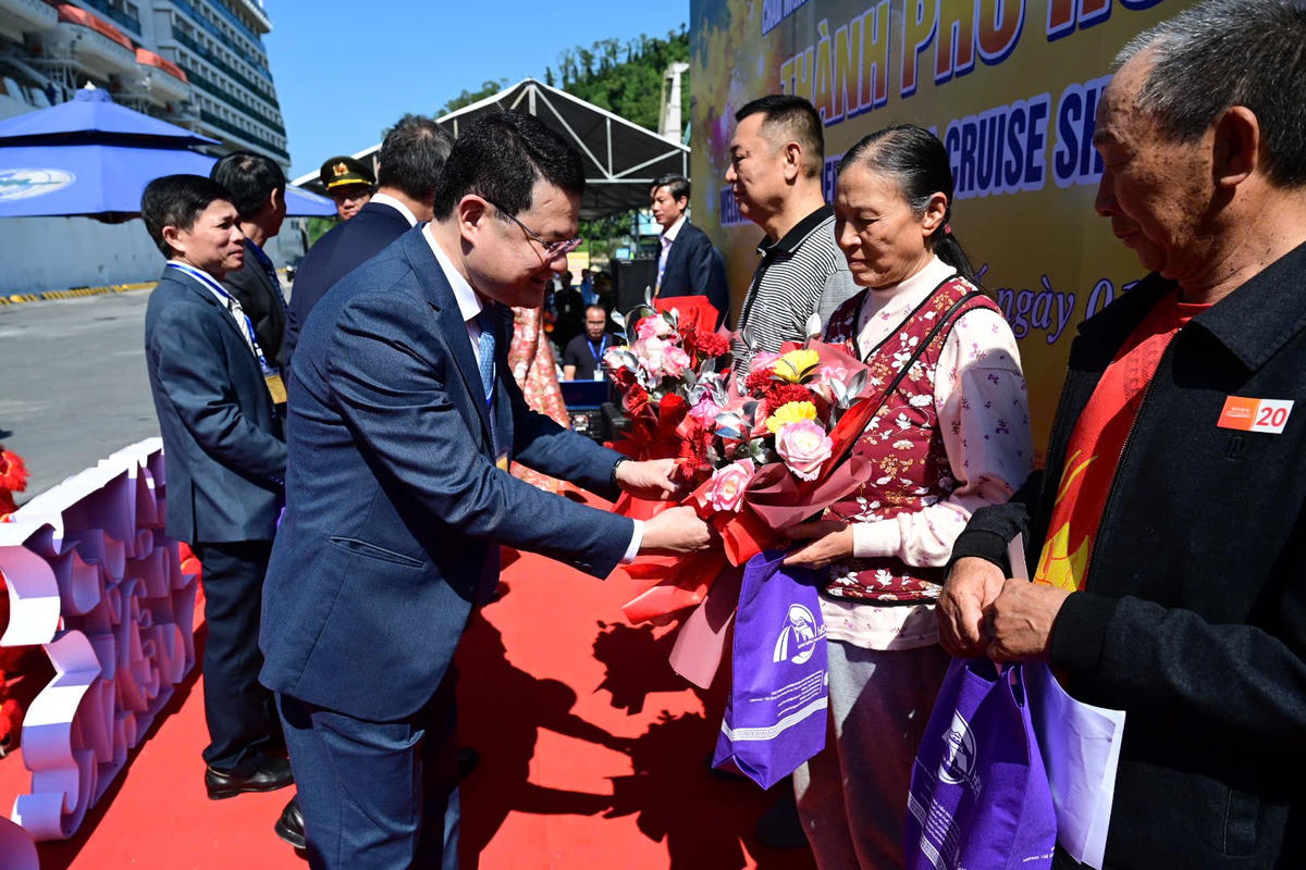 Lãnh đạo thành phố Huế tặng hoa cho du khách trên tàu du lịch ADORA MEDITERRANEA. Ảnh H.H.