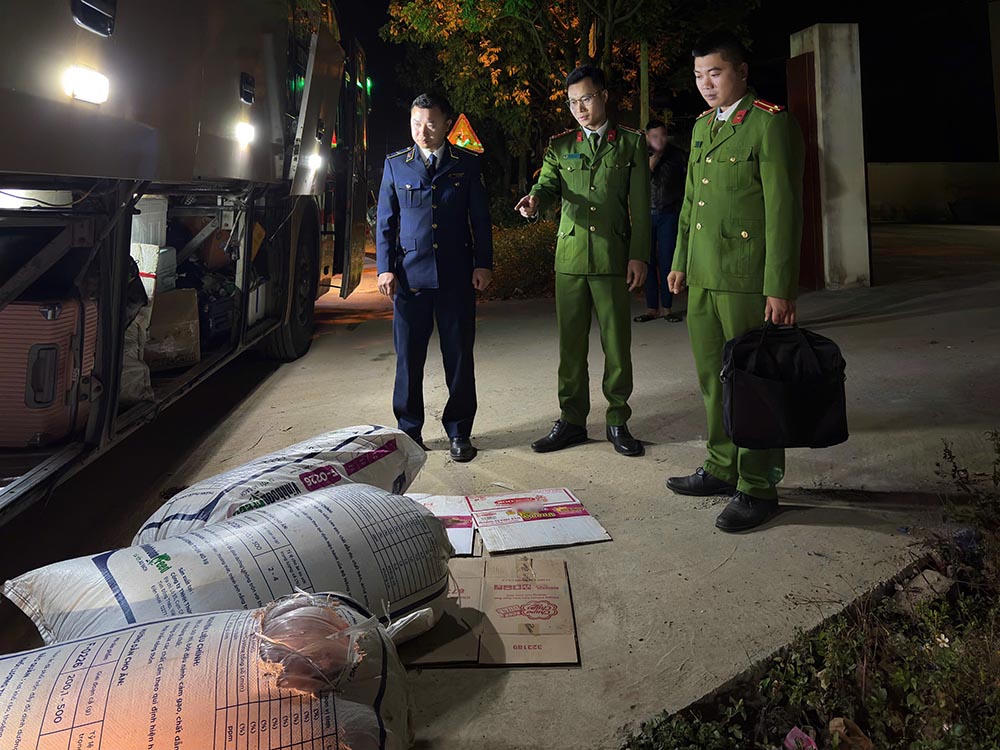 Lực lượng chức năng kiểm tra, phát hiện nội tạng động vật không rõ nguồn gốc. Ảnh: Công an tỉnh Sơn La.