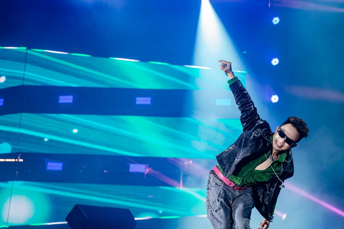 Hoàng Tôn được khán giả yêu thích bởi những ca khúc lãng mạn