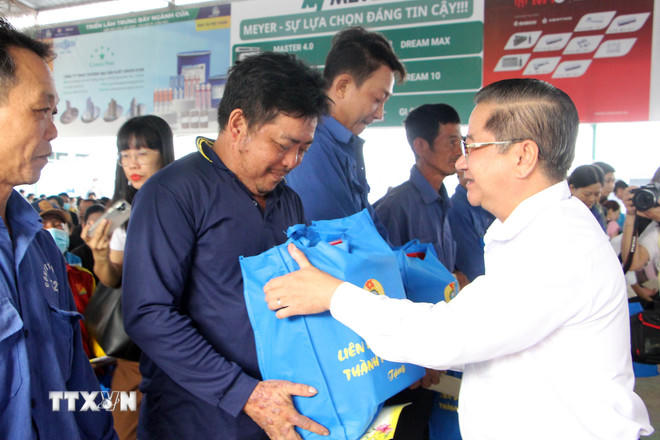 Trao quà Tết cho công nhân. (Ảnh: Trung Kiên/TTXVN)