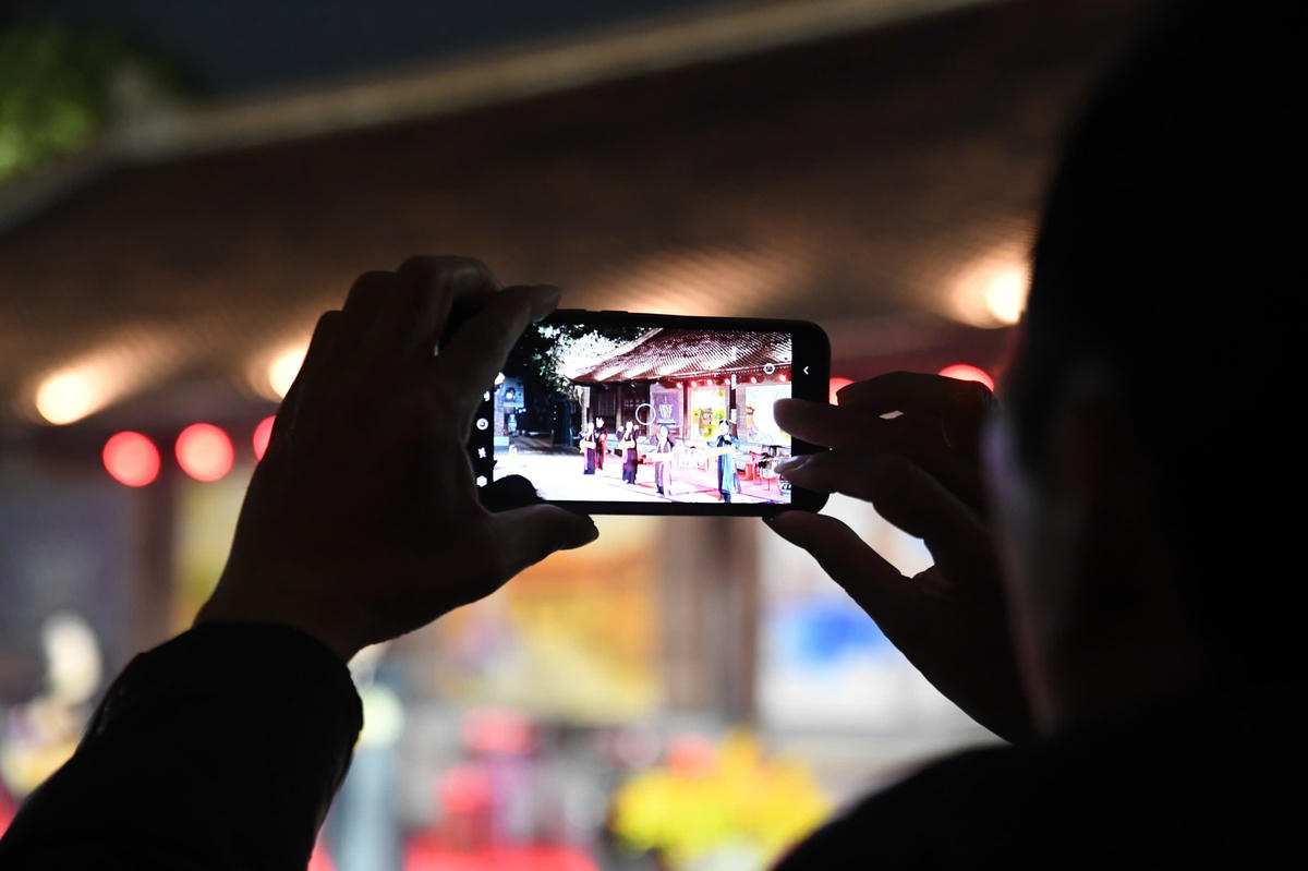 Du khách ghi lại những tiết mục nghệ thuật truyền thống ấn tượng. Ảnh: Phạm Sỹ.