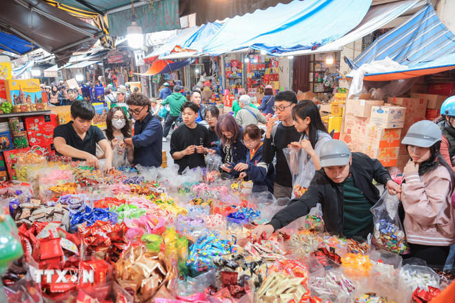 Nhu cầu tiêu thụ thực phẩm tăng cao trong dịp Tết Nguyên đán và mùa Lễ hội. (Ảnh: TTXVN)