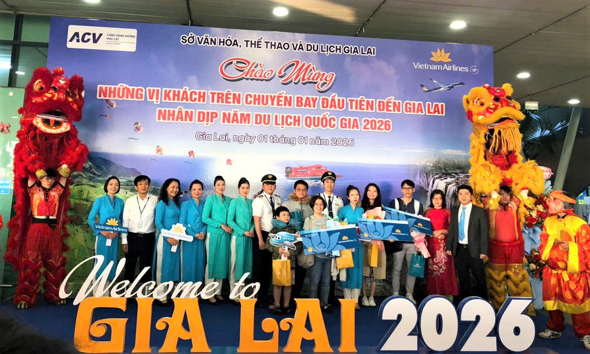 Đại diện lãnh đạo tỉnh Gia Lai cùng các đơn vị tổ chức lễ đón tặng hoa cho hành khách trên chuyến bay mang số hiệu VN1392 đến Gia Lai. Ảnh: CV.