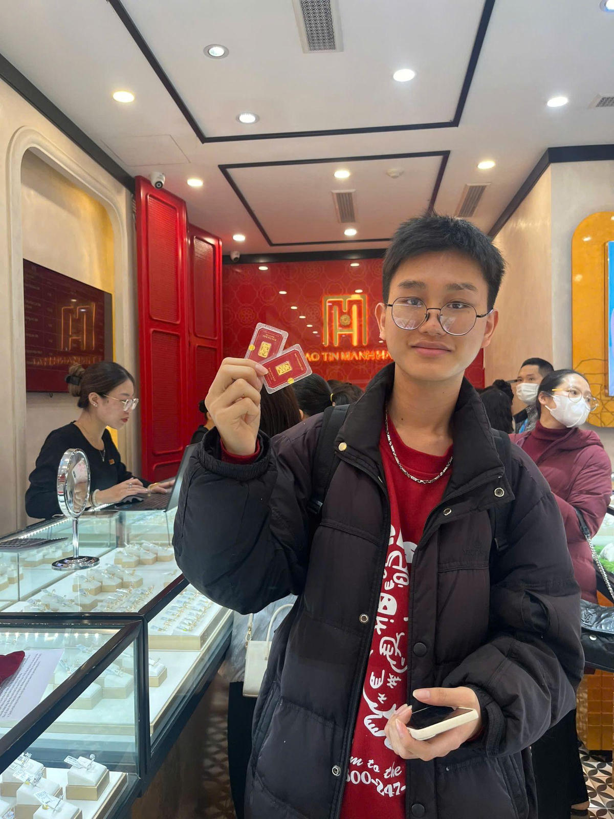 Rộn ràng sáng đầu năm: Dòng người xếp hàng chờ đón "Tiểu Kim Cát" 0,1 chỉ - Tứ Quý Thịnh Vượng tại Bảo Tín Mạnh Hải